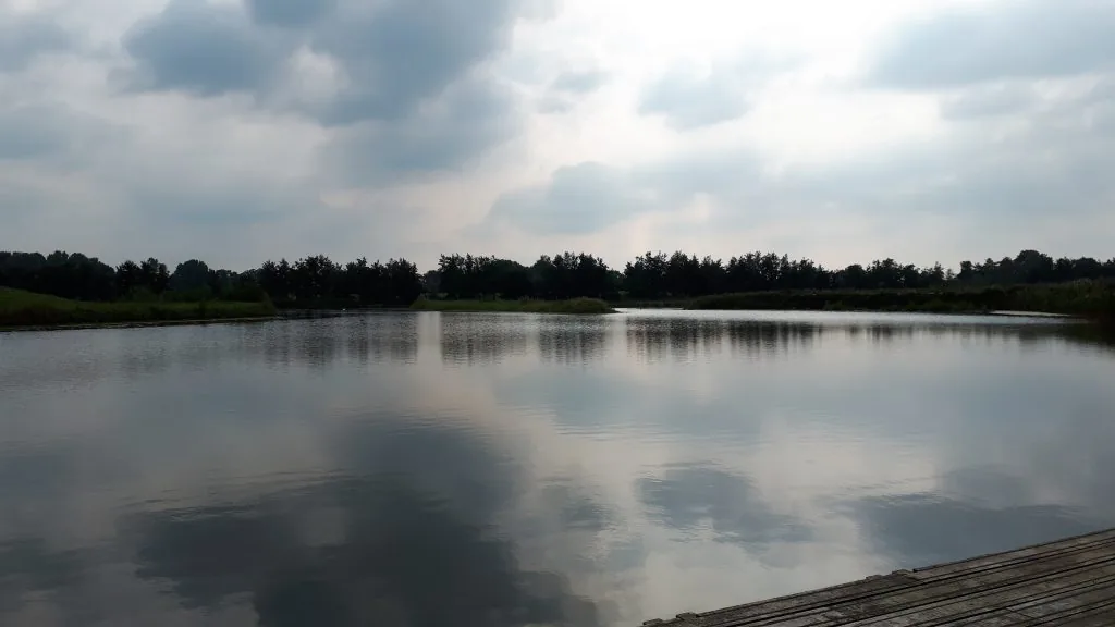 Stil meer onder een bewolkte lucht